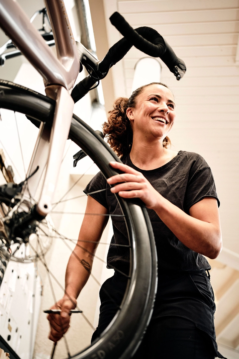 Mechanikerin am Fahrrad