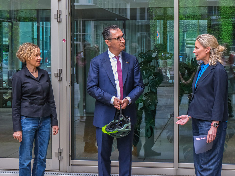 Ministerpräsident Cem Özdemir besucht JobRad. Im Bild mit Christina Kiehl und Nadja Parpart.